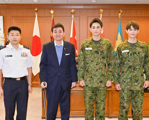 町田啓太&佐野勇斗、防衛省訪問 戦闘服姿に大臣も絶賛「イケメンだから戦闘服姿も様になっている」<テッパチ!>