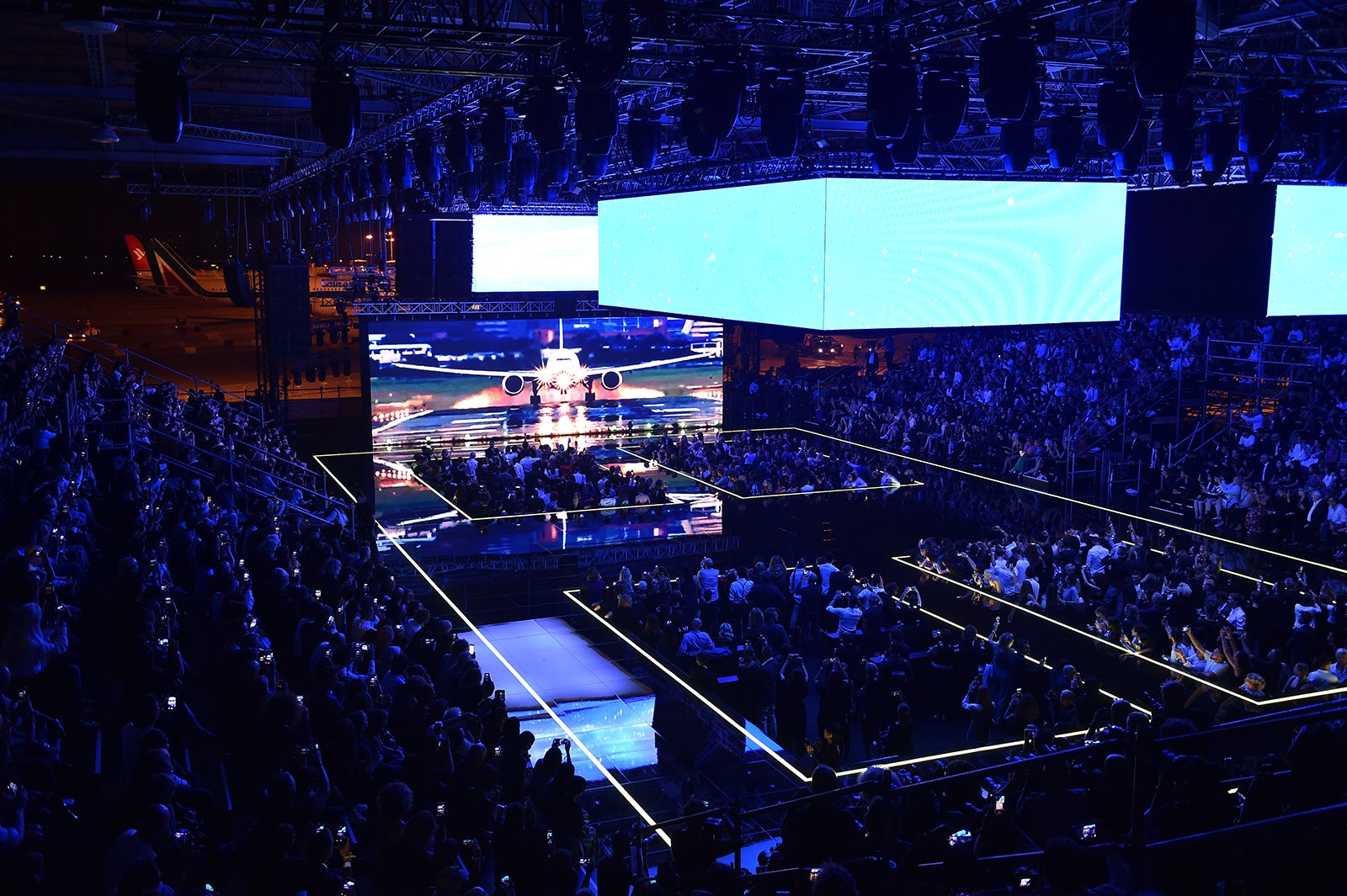 「エンポリオ アルマーニ」2019春夏コレクションショーの様子（C）SGP