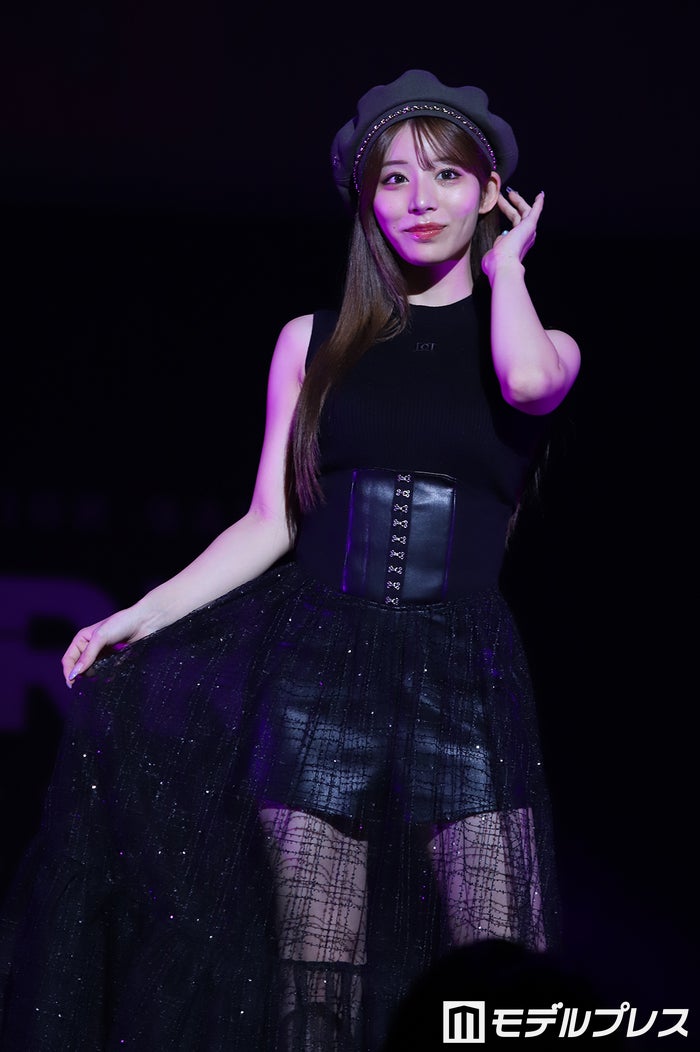 花乃衣美優、透け感スカートで美脚チラリ【STARRZ TOKYO】