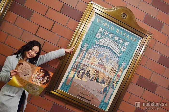 答えにつながるポスターを発見/モデル:阿井莉沙