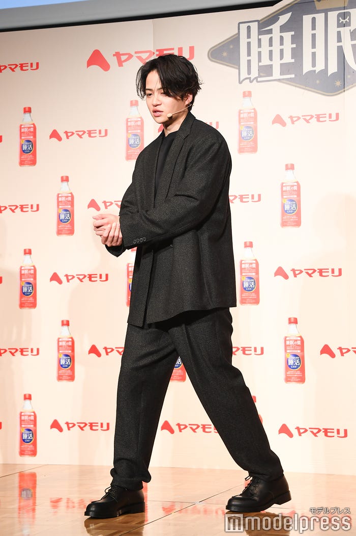 ストレッチに挑戦する菊池風磨(C)モデルプレス