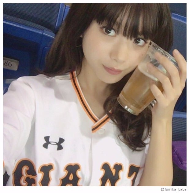 馬場ふみか、ビール片手にユニフォーム姿披露「一緒に観戦したい」の声