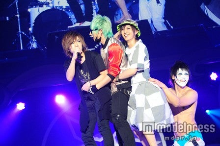 突然、乃木坂46の楽曲「おいでシャンプー」を披露したゴールデンボンバー（左から）鬼龍院翔、歌広場淳、喜矢武豊、樽美酒研二