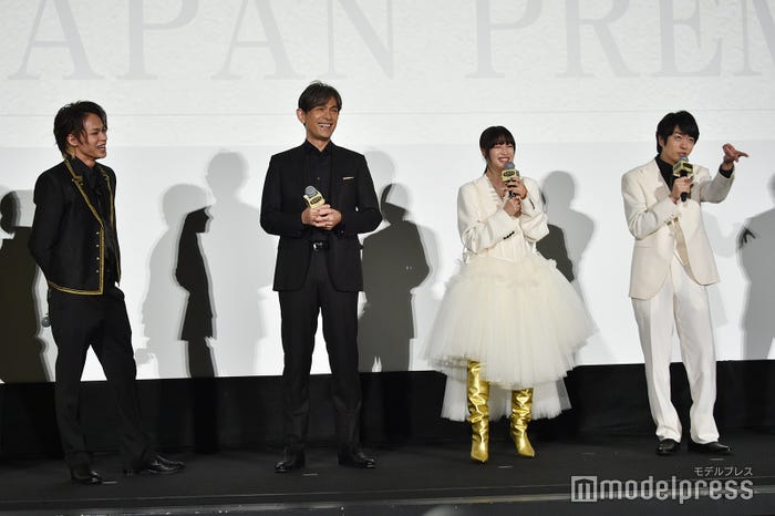 治安悪めなギャルピースを再現する櫻井翔を見て照れ笑いを浮かべる上田竜也とそれを見て笑う江口洋介&広瀬すず(C)モデルプレス