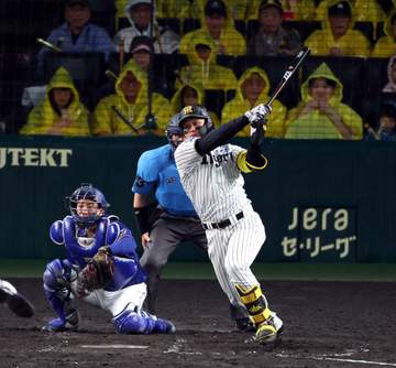 大山、元山が吠えた 立石は両手を挙げてガッツポーズ 阪神 森下の適時打で34イニングぶり得点→一塁ベンチが歓喜 苦境でもチーム一丸を象徴するシーン