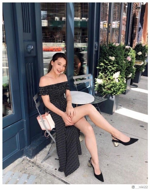 “テラハNo.1美女”Niki（丹羽仁希）、スリットから大胆美脚あらわSEXYショットに絶賛の声