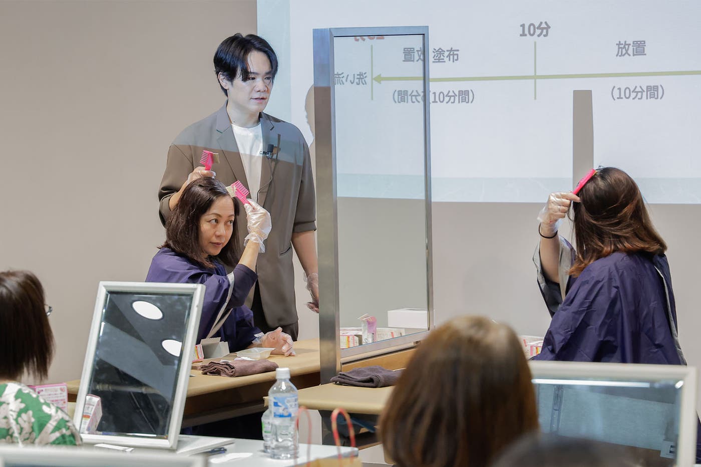 「セルフもいいかも『婦人公論』美容室 ~hoyu×婦人公論 白髪染め体験イベント~」(提供素材 撮影◎中央公論新社 武田裕介)