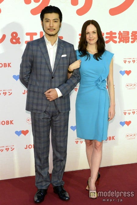 (左より)玉山鉄二、シャーロット・ケイト・フォックス
