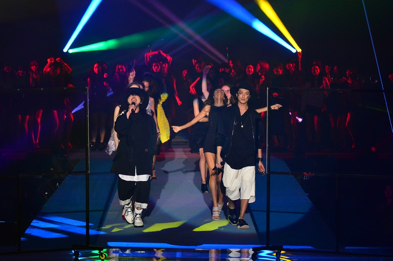 赤西仁＆山田孝之“JINTAKA”「一夜限りの再結成」に女子熱狂＆悲鳴 “キスだらけ”のパフォーマンスで沸かす＜GirlsAward 2016 A／W＞