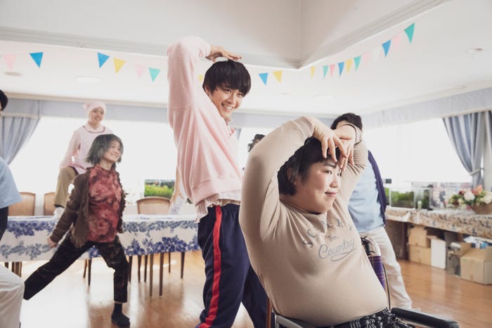 手前から)ゆりやんレトリィバァ、佐藤寛太/『ハゲしわしわときどき恋』より(C)テレビ朝日