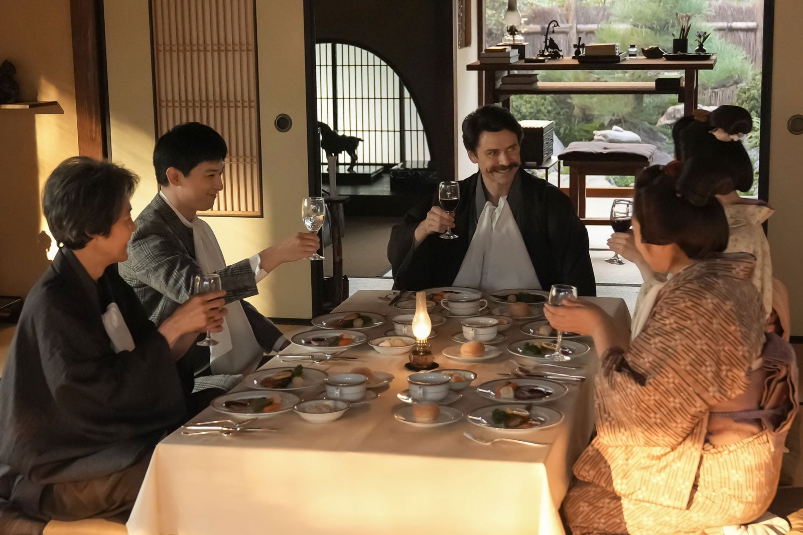 岡部たかし、吉沢亮、トミー・バストウ、高石あかり、池脇千鶴「ばけばけ」第76話（C）NHK