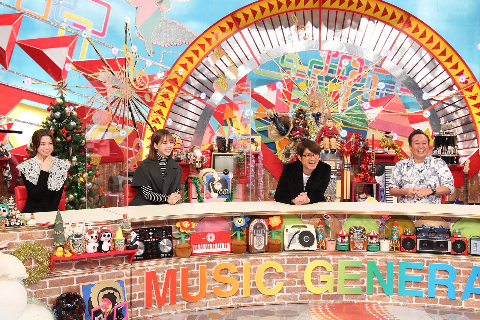 （左から）桜田ひより、藤田ニコル、大竹一樹、三村マサカズ（C）フジテレビ