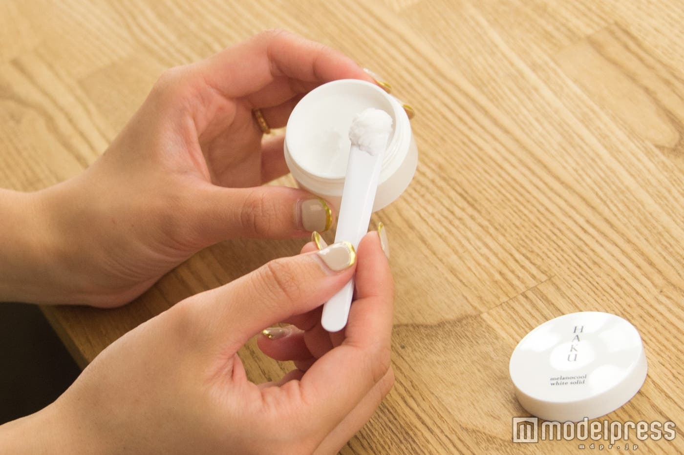 すくった時は固形なのに…(C)モデルプレス