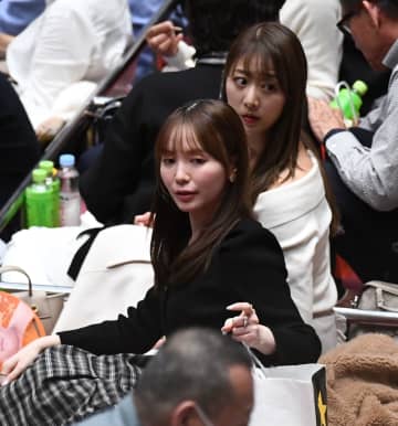 「テレビに映ってます」相撲客席の美女タレントに反響「綺麗！」前日の天覧相撲は着物姿で来場