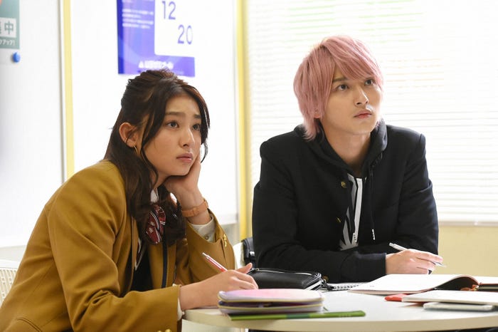 「初めて恋をした日に読む話」では“エトミカ”役を好演中(左)/「初めて恋をした日に読む話」第3話より(C)TBS
