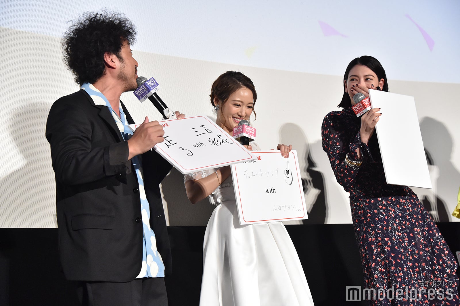 （左から）ムロツヨシ、chay、三吉彩花（C）モデルプレス