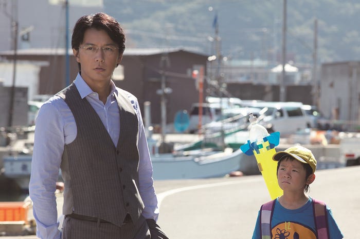 (左)福山雅治『真夏の方程式』(C)2013 フジテレビジョン アミューズ 文藝春秋FNS27社