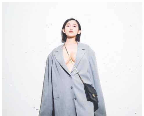 天木じゅん、胸元チラリ オーバーサイズコート姿公開に反響「エロ可愛い」「SEXY」