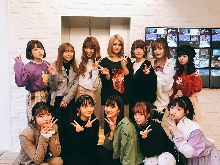 (下段左から)あいりる、らいりー、ゆあてぃー、きょうきょう、ひまりん(上段左から)あやみん、れいたぴ、りぃたむ、のんたん、るちゃまる、せいせい、ゆなたこ (C)AbemaTV