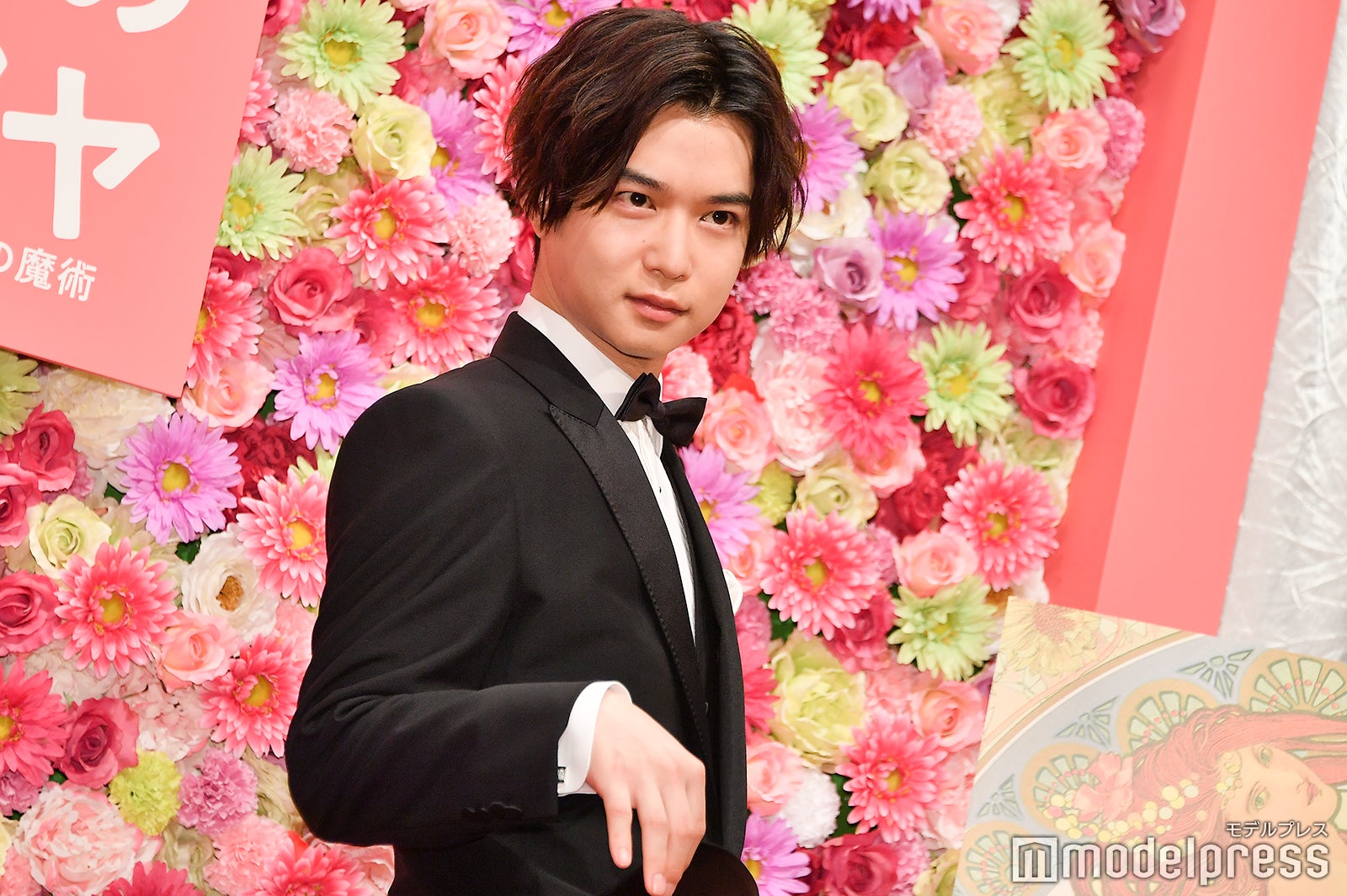 ポーズを求められキメ顔の千葉雄大 （C）モデルプレス