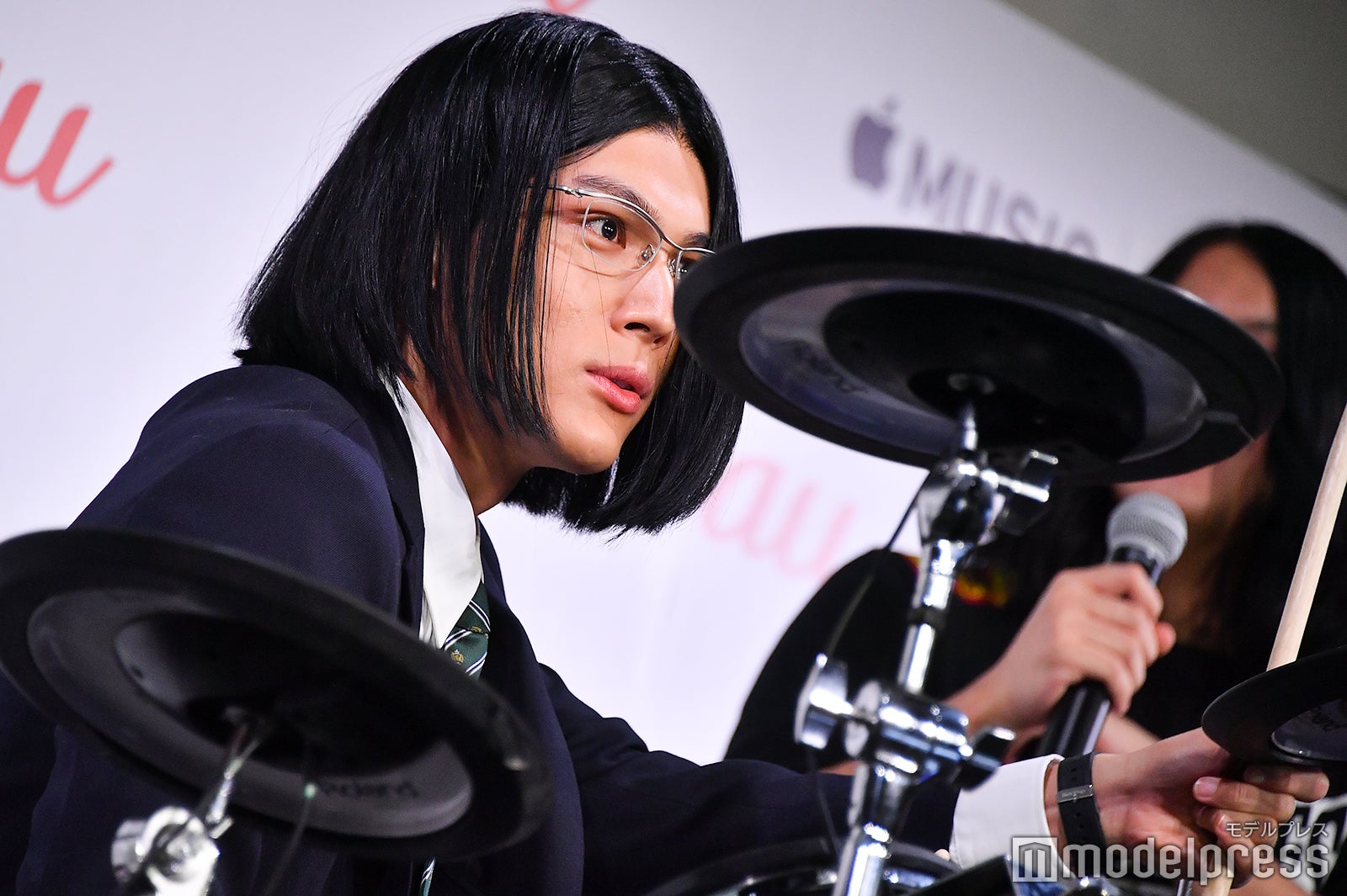 中川大志、強烈キャラ“細杉くん”姿で登場「代表作と思ってます」 華麗なドラムパフォーマンス