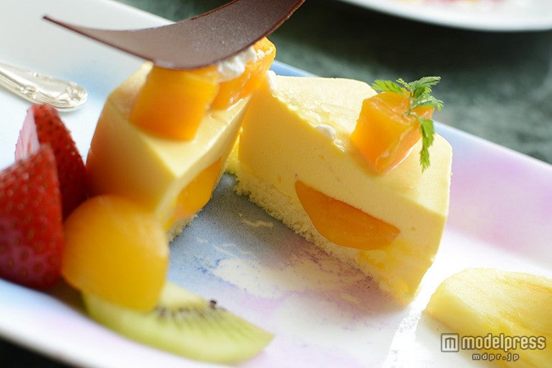マンゴームースの中にはマンゴージュレが