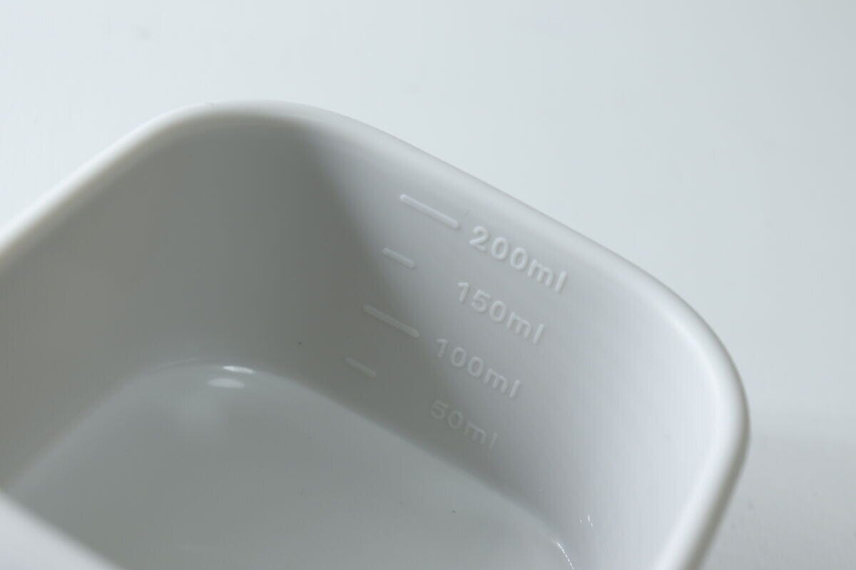 白い保存容器の内側に刻まれた200mlまでの目盛り
