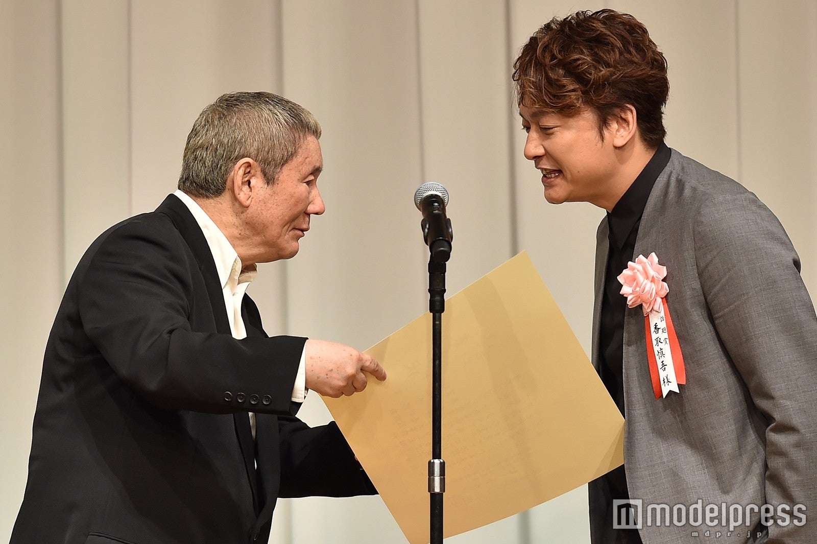 香取慎吾 引退しなくてよかった Smapイジりへの返答スピーチに拍手喝采 第27回東京スポーツ映画大賞 モデルプレス