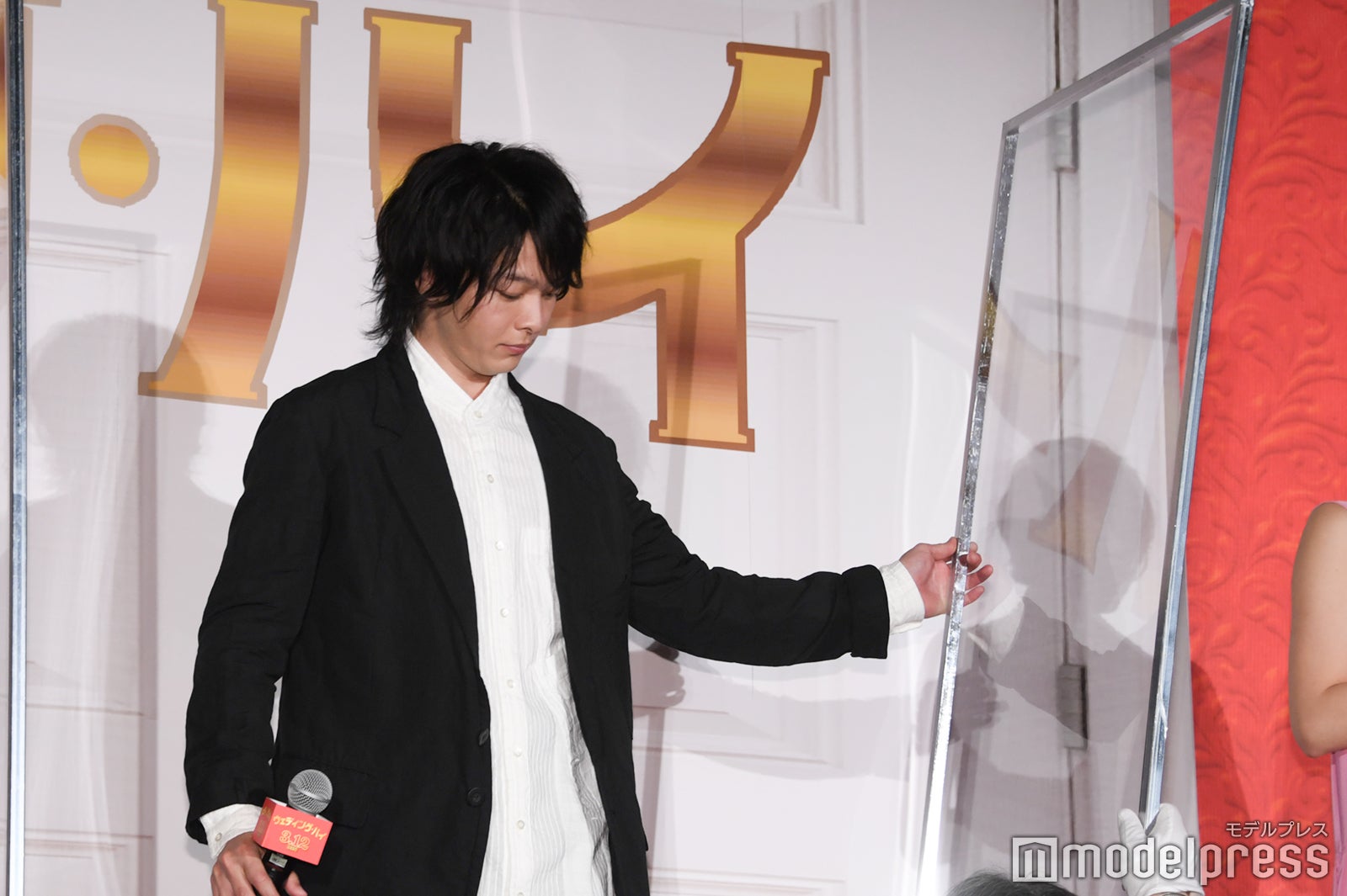 アクリル板設置を手伝う中村倫也 （C）モデルプレス