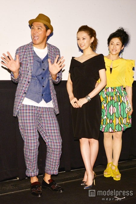 左から：岡田圭右、北川景子、濱田マリ