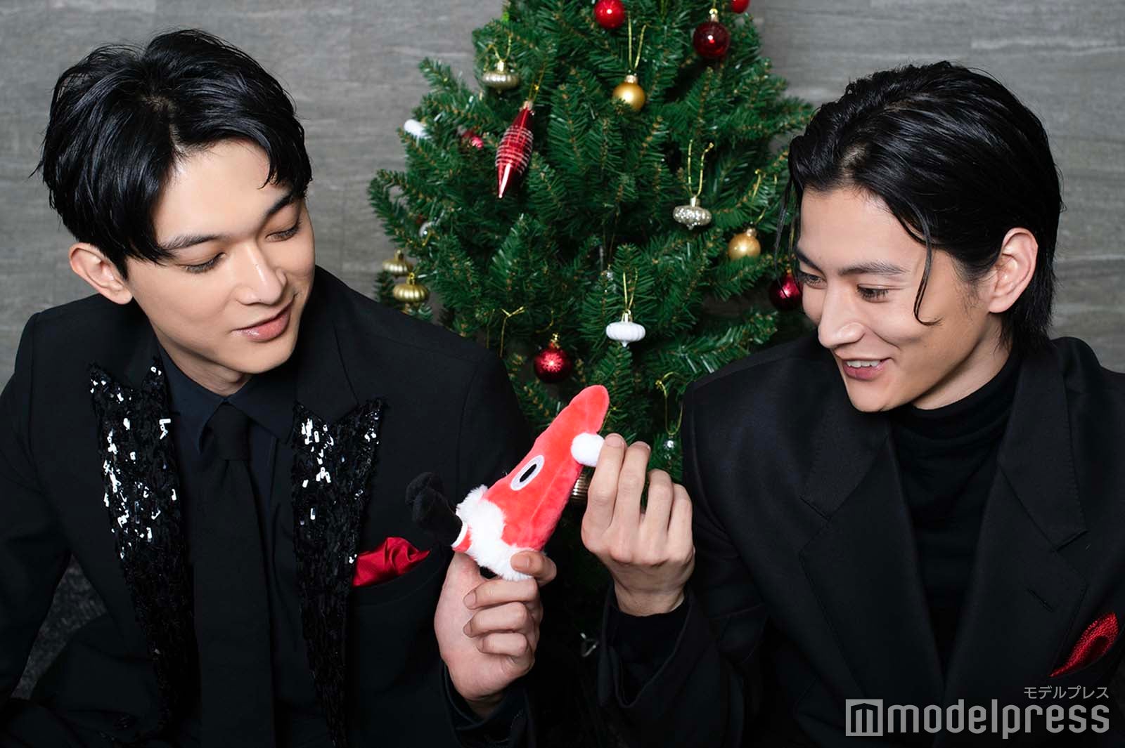 映画に登場する帽子さんと戯れるお二人／吉沢亮、渡邊圭祐（C）モデルプレス