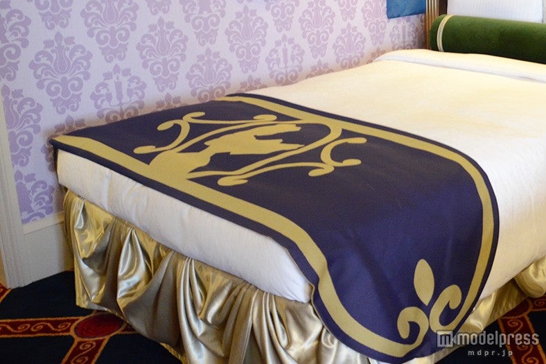 ベルの横顔のベッドスロー