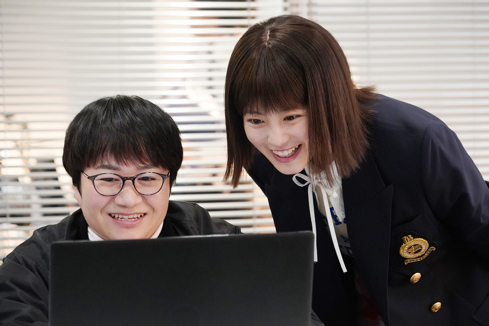 近藤春菜、今田美桜／「悪女（わる）～働くのがカッコ悪いなんて誰が言った？～」第4話より（C）日本テレビ