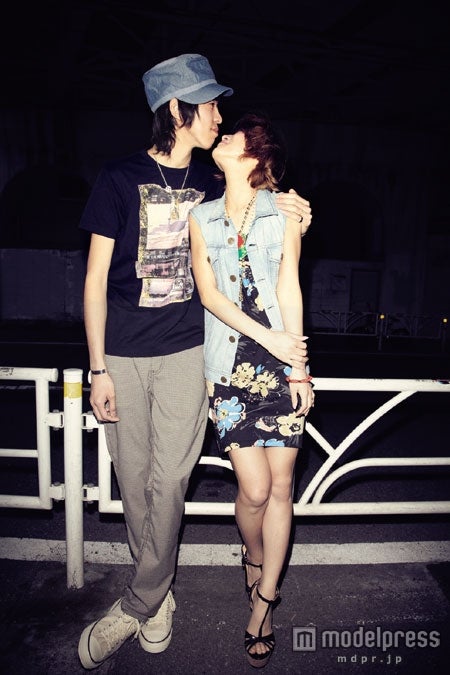 鈴木奈々、熱烈キスショット披露！人気雑誌で彼氏を初公開