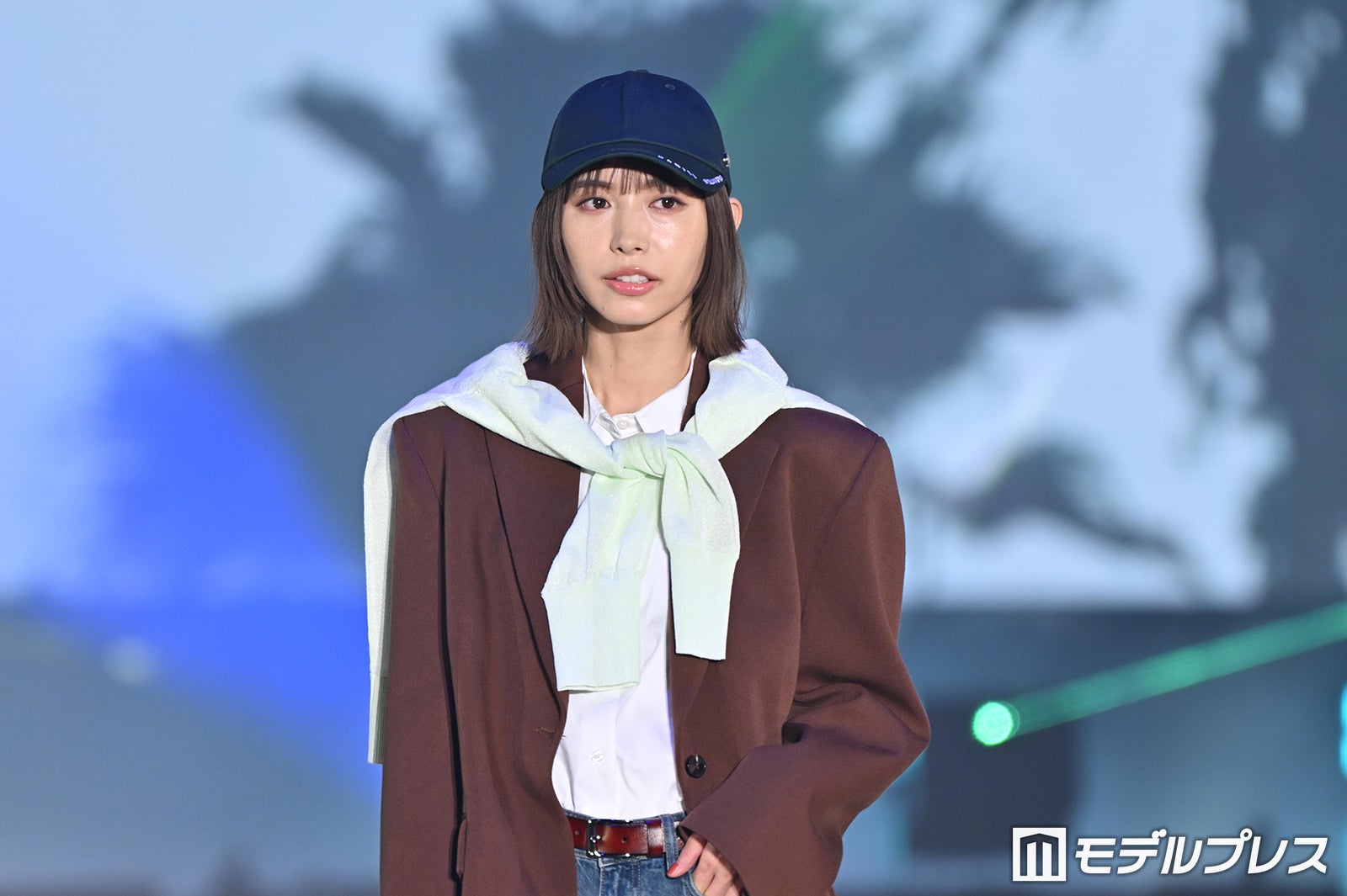 井桁弘恵、ジャケット×デニムの“ドレカジ”スタイルでクールにランウェイ「着こなし可愛い」「真似したい」と反響【ガルアワ2026SS】