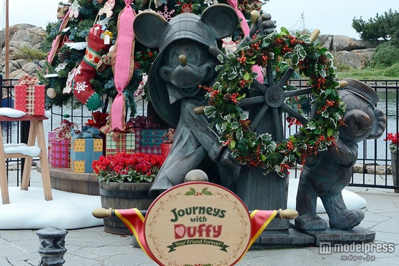 ミッキーとダッフィーのモニュメント