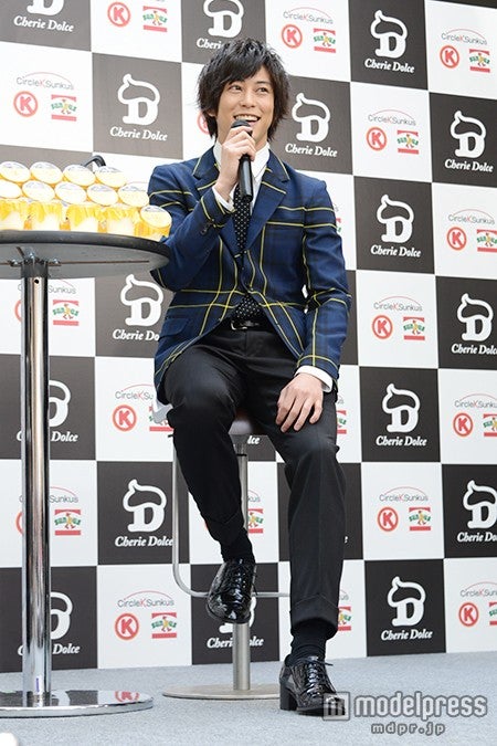 スーツ姿も披露／佐野岳