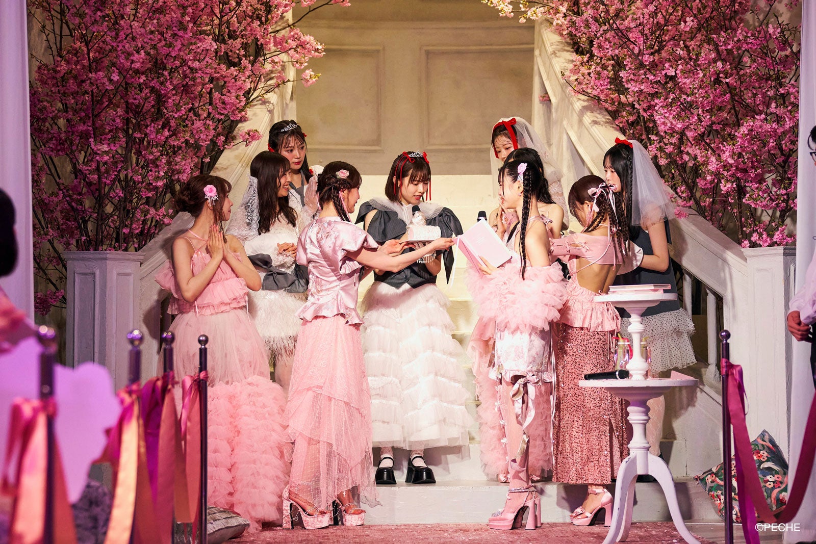 （上段左から）古澤里紗、斎藤みらい（中段左から）渡辺美優紀、島崎遥香、吉井美優、越智ゆらの（下段左から）三上悠亜、菅野結以、中村里砂、吉木千沙都（提供写真）