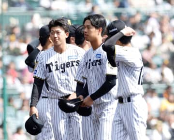 阪神 新入団選手12人をお披露目 立石ら新人は7人 ルーカスら新助っ人もズラリ 甲子園は拍手と歓声に包まれる