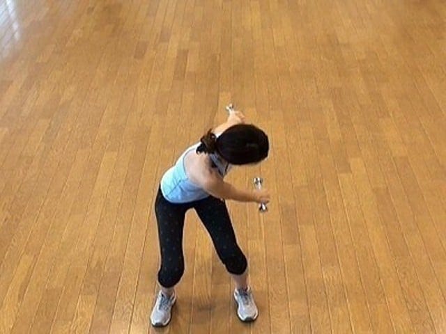 お腹の肉を落とすダイエット 腹筋3．ゆっくり正面に戻ったら腕を左後ろに伸ばすように意識しながら、両腕を左側に伸ばす