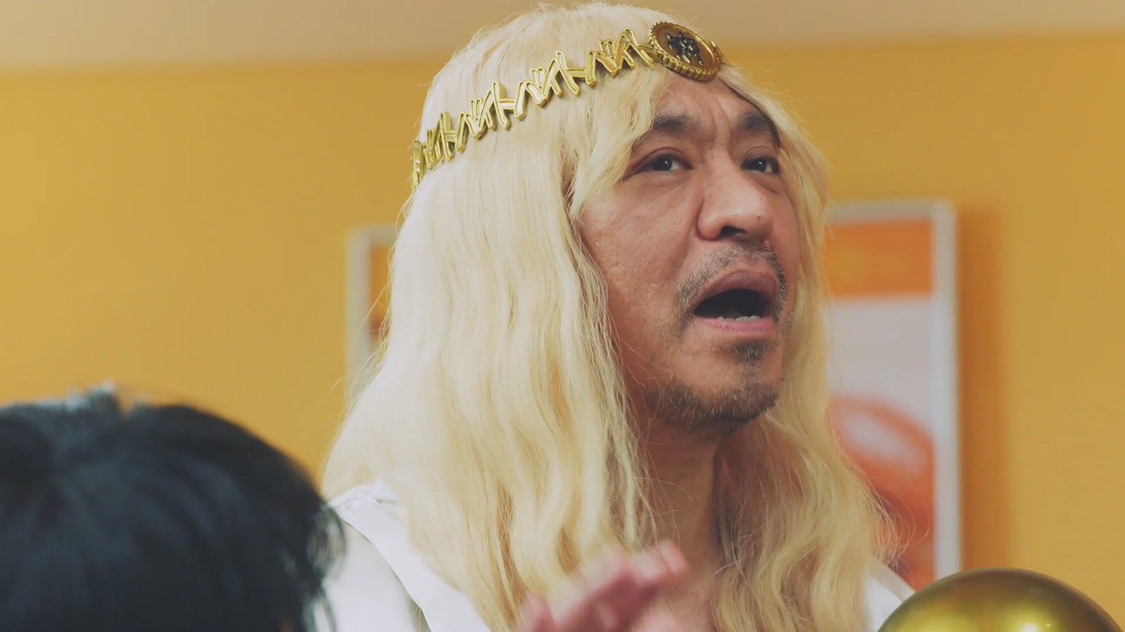 松本人志／新CM「やる気の出る歌」30秒 照れる篇より（提供写真）