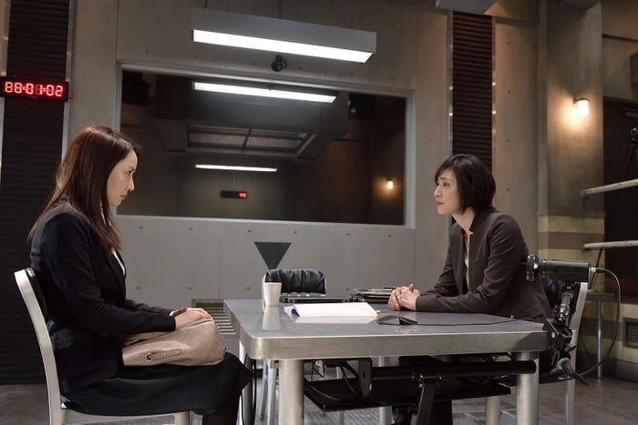 (左から)矢田亜希子、天海祐希(C)テレビ朝日