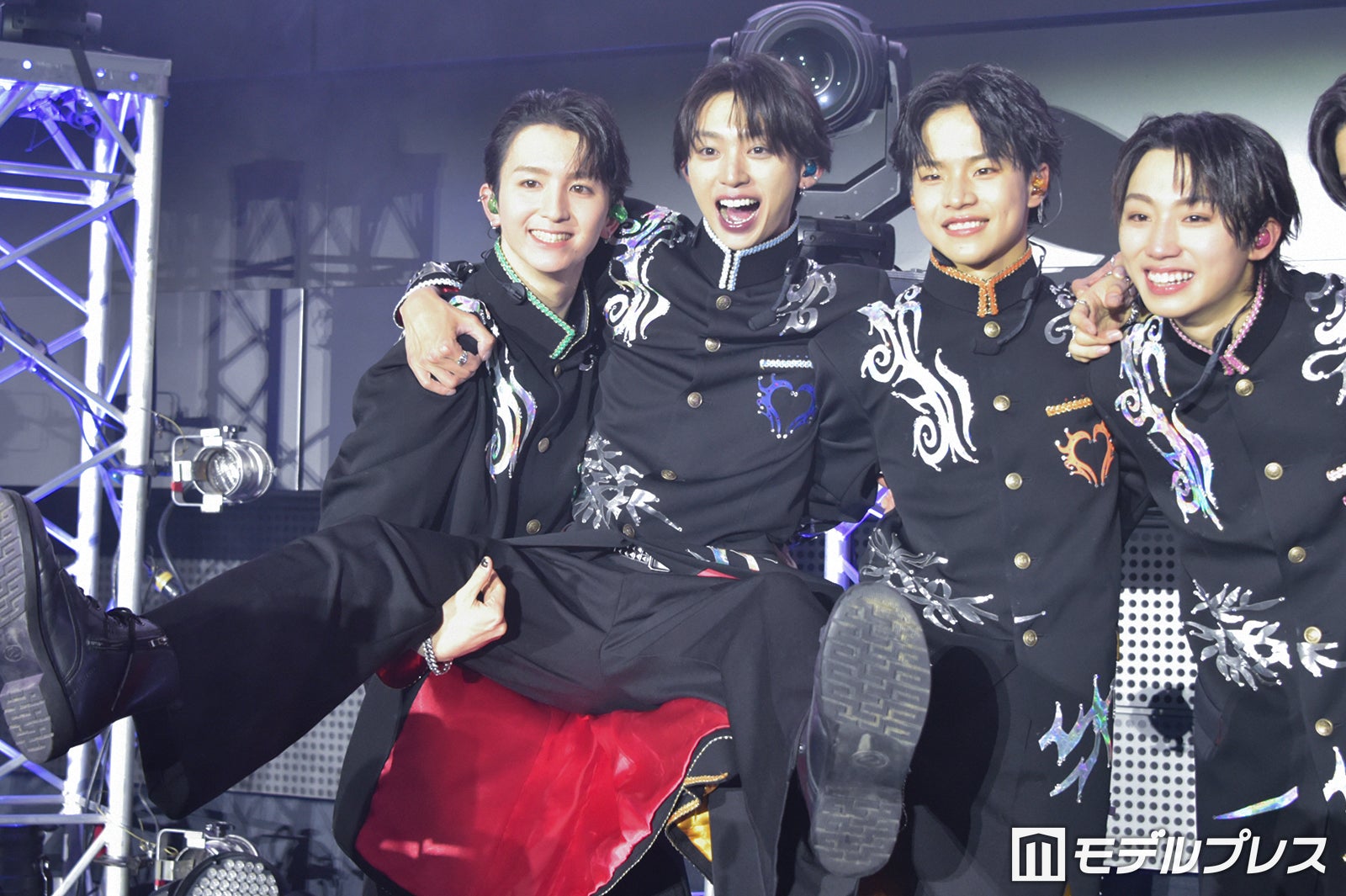 フォトセッション中何度か近藤駿太を持ち上げていた高岡ミロ、武田創世、森田璃空／Lienel（C）モデルプレス