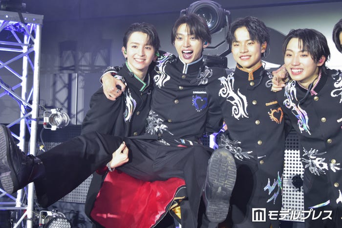 フォトセッション中何度か近藤駿太を持ち上げていた高岡ミロ、武田創世、森田璃空/Lienel(C)モデルプレス