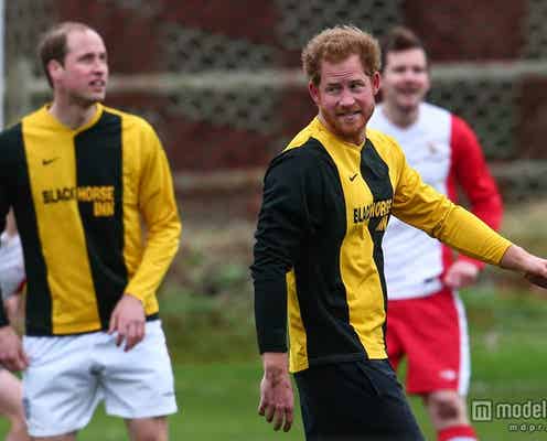 英ウィリアム王子と英ハリー王子、チャリティのサッカー試合に出場