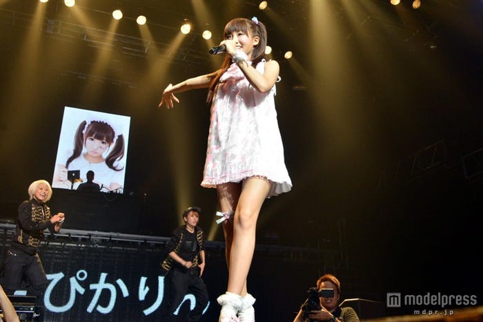 ミニスカワンピから美脚をのぞかせるぴかりん