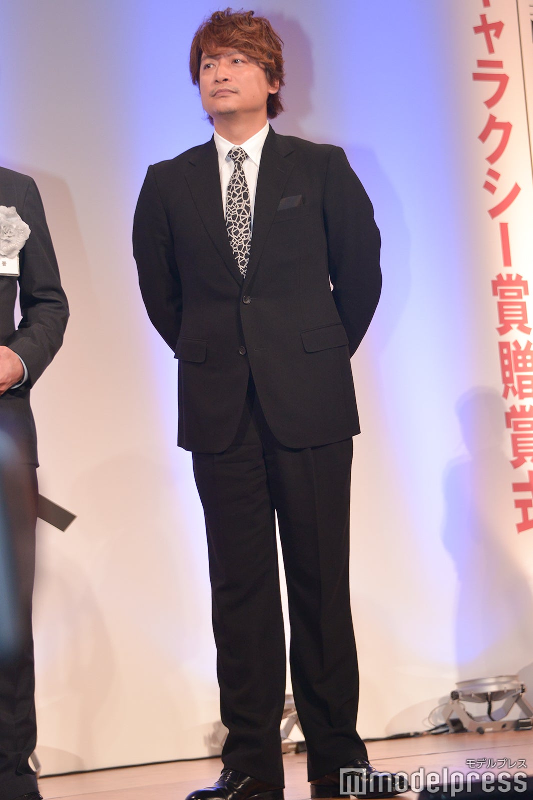 黒のスーツでキリッと男前 （C）モデルプレス