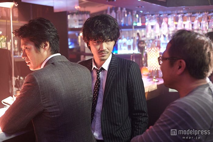 (左から)堤真一、綾野剛/新CM「得ダネを追え!ずっとドコモ割」篇