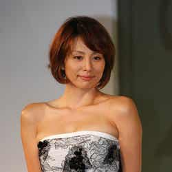 美しいデコルテラインにうっとり。大人SEXYなドレスで登場した米倉涼子