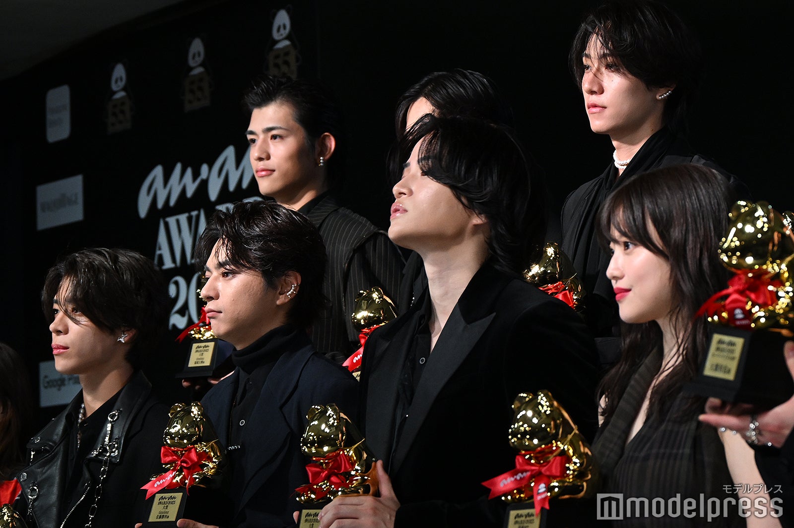 橋本将生に言われた「髪の毛をたらして、顎を上げて、細い目をしたりしてカッコいい」を早速体現する菊池風磨（C）モデルプレス